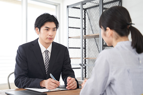 ビジネスパーソンがヒアリングしている様子