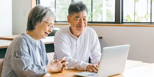 高齢者がパソコンで情報を閲覧している様子