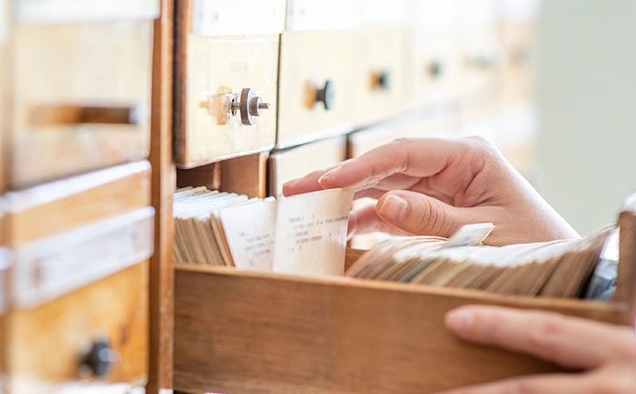 引き出しのカードを要件に見立てて整理している写真