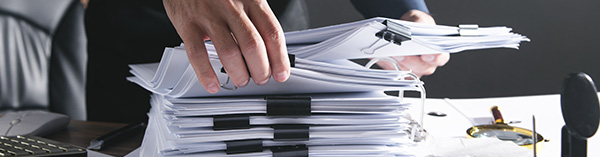 要件や説明資料をまとめている書類作成の様子